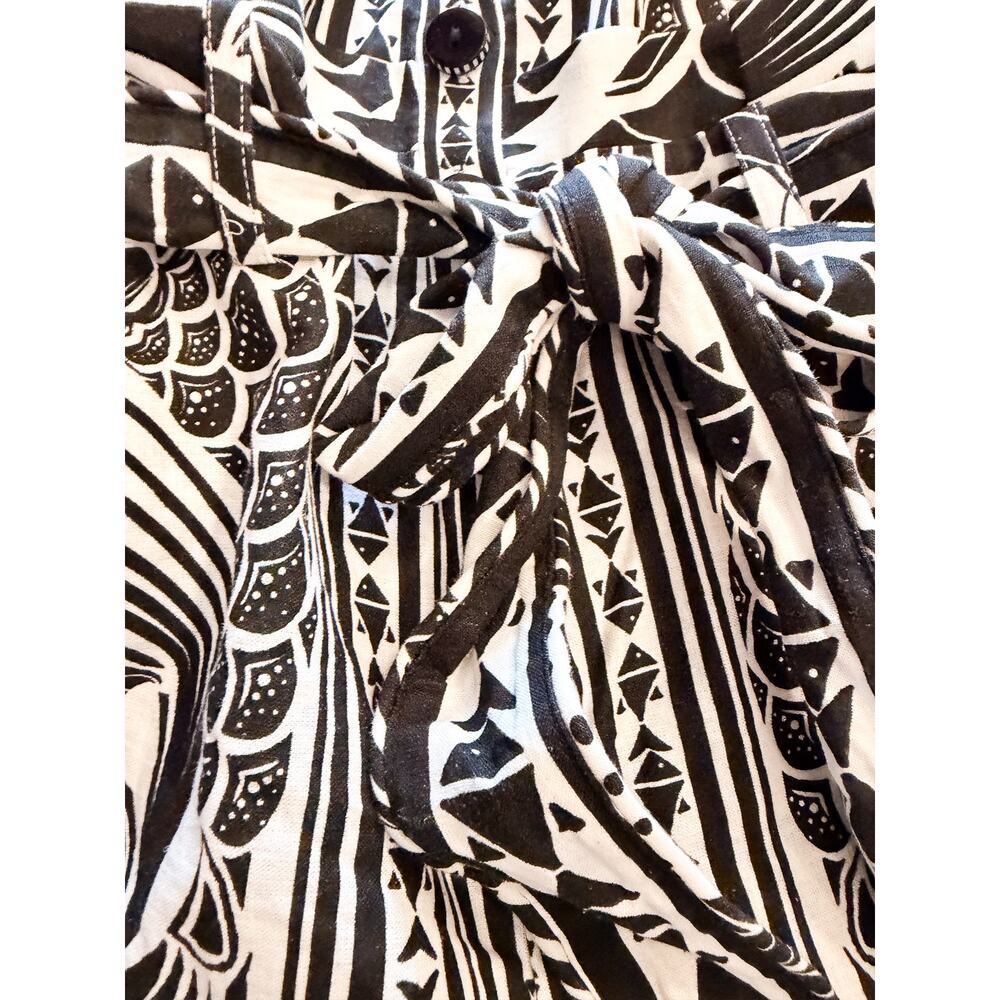 FARM RIO Monochrome Elegance belted shirred printed linen-blend playsuit - Picture 5 of 5